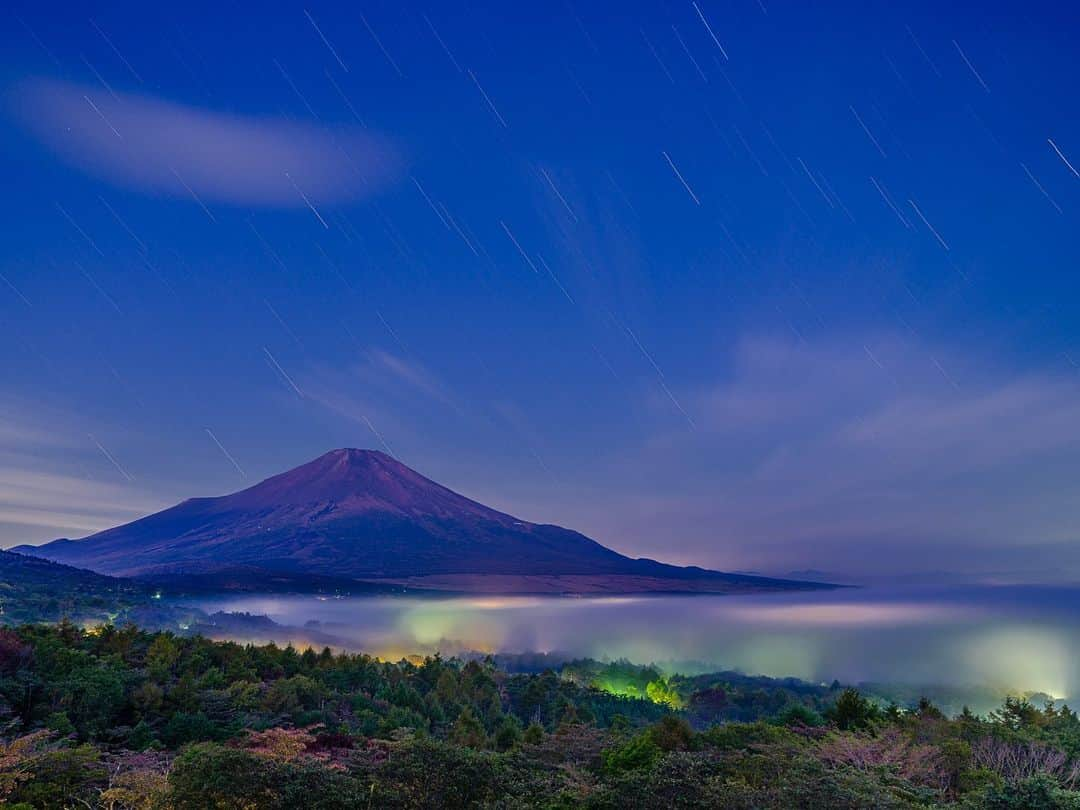 SHOCK EYEさんのインスタグラム写真 - (SHOCK EYEInstagram)「赤富士になる前、、こんな表情をしていた富士山。  雲海と星空、、なんでも似合うんだね、、貴方様は。  #富士山 #雲海 #mtfuji #fujisan #beautifuldestinations #earthfocus #earthoffcial #earthpix #thegreatplanet #discoverearth #fantastic_earth #awesome_earthpix #roamtheplanet #ourplanetdaily #lifeofadventure #livingonearth #theglobewanderer #visualambassadors #stayandwander #awesome_photographers #IamATraveler #wonderful_places #designboom #voyaged #artofvisuals #gfx100s」10月13日 20時38分 - shockeye_official