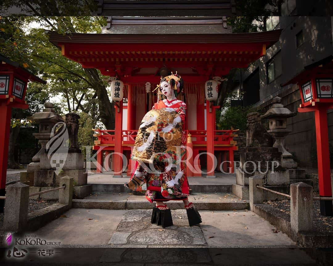 心－花雫－さんのインスタグラム写真 - (心－花雫－Instagram)「#心花雫  先日、鏡花水月野外プラン（白塗ver）をご体験頂いたお客様です✨  鏡花水月プランは、室内・野外共に10月15日までの期間限定となっております。 この機会に是非ご体験下さいませ✨✨  #花魁 #花魁道中 #着物 #古典 #変身写真」10月13日 20時48分 - kokoro_hanashizuku