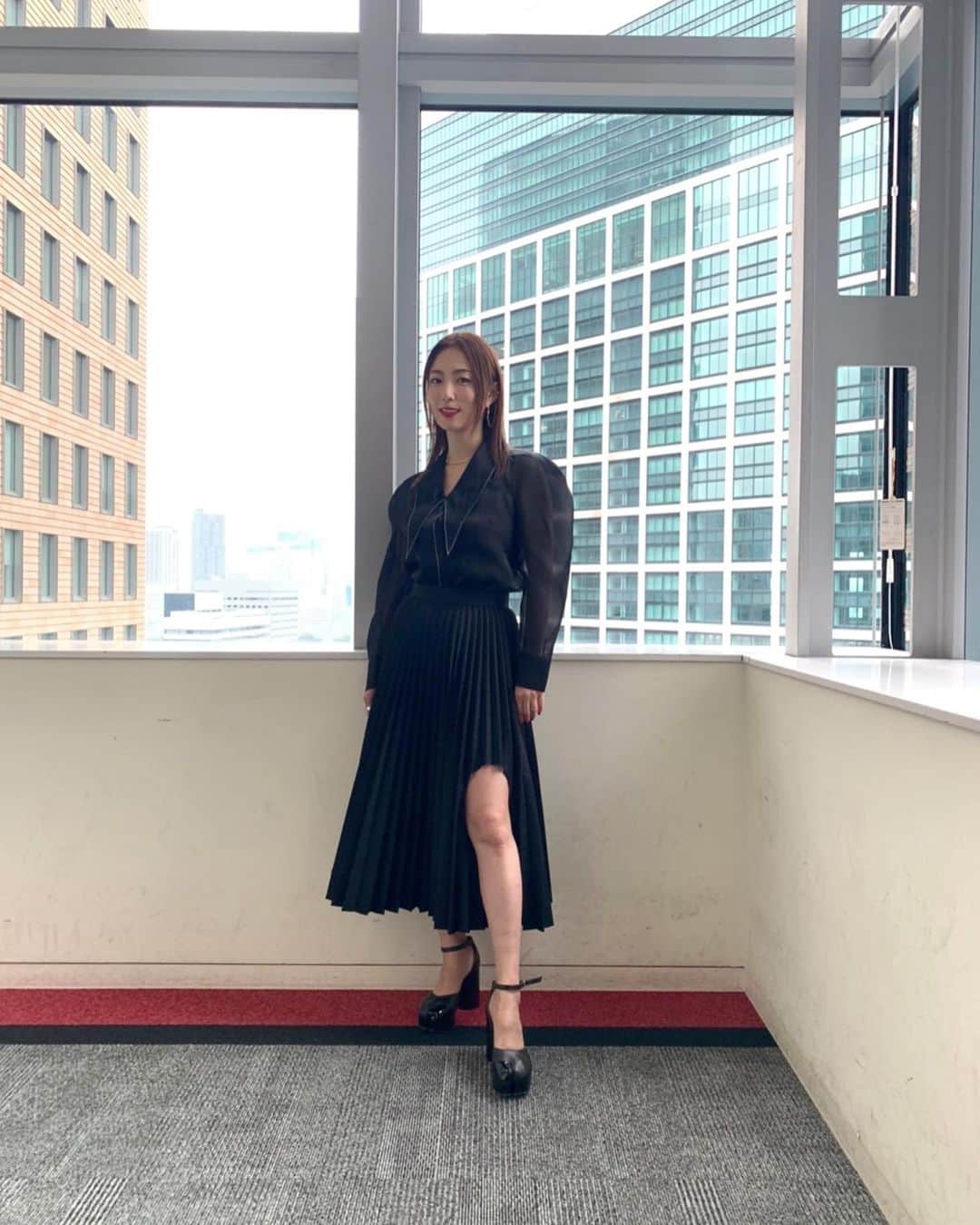 MEGUMIのインスタグラム：「秋めいてきましたねー🤎🍇 洋服も変化して楽しい季節だね🍁 #最近はこんな格好でお送りしました #一枚めのコーディネートは 最近劇ハマりの @togaarchives  @palmamartin_official 🌷」