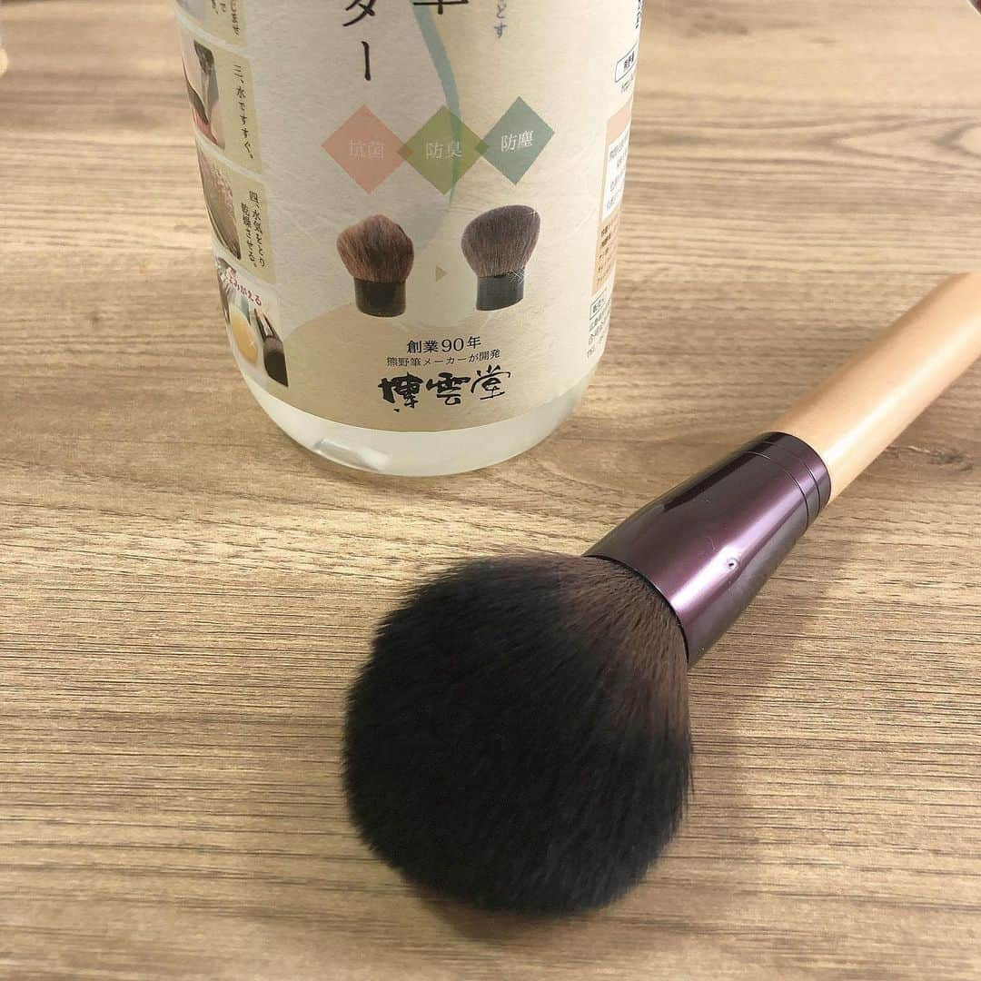 米倉みゆさんのインスタグラム写真 - (米倉みゆInstagram)「ふわふわじゃ～🧸 · · · · 普段からメイクブラシとスポンジは1.2回使ったら洗うようにしてるけど、洗う度にボロボロになるのよね～と思ってたけど 熊野筆リセッターはふわふわに蘇るってことで、(容量も多いし)つかってみました～🤔✨ · 効果もそうだけど なによりこのメモリついたコップ？が1番ありがてえ🤣😭🤣笑 · みんなもお肌に直接触れる筆やパフは常に清潔にたもとうね！ · · · ·  @kumanofude.net2018 #熊野筆リセッター #博雲堂 #メイクブラシクリーナー #メイクブラシ洗浄 #美容 #美容マニア #美容オタク #美容好きな人と繋がりたい #美容女子 #美容家 #スキンケア #敏感肌 #ニキビ肌 #ニキビケア #ニキビ跡 #ニキビ肌改善 #美肌 #美肌ケア #美肌レシピ #美肌になりたい #」10月13日 12時14分 - yone__miyu630