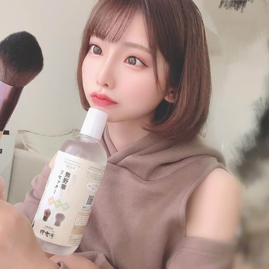 米倉みゆさんのインスタグラム写真 - (米倉みゆInstagram)「ふわふわじゃ～🧸 · · · · 普段からメイクブラシとスポンジは1.2回使ったら洗うようにしてるけど、洗う度にボロボロになるのよね～と思ってたけど 熊野筆リセッターはふわふわに蘇るってことで、(容量も多いし)つかってみました～🤔✨ · 効果もそうだけど なによりこのメモリついたコップ？が1番ありがてえ🤣😭🤣笑 · みんなもお肌に直接触れる筆やパフは常に清潔にたもとうね！ · · · ·  @kumanofude.net2018 #熊野筆リセッター #博雲堂 #メイクブラシクリーナー #メイクブラシ洗浄 #美容 #美容マニア #美容オタク #美容好きな人と繋がりたい #美容女子 #美容家 #スキンケア #敏感肌 #ニキビ肌 #ニキビケア #ニキビ跡 #ニキビ肌改善 #美肌 #美肌ケア #美肌レシピ #美肌になりたい #」10月13日 12時14分 - yone__miyu630