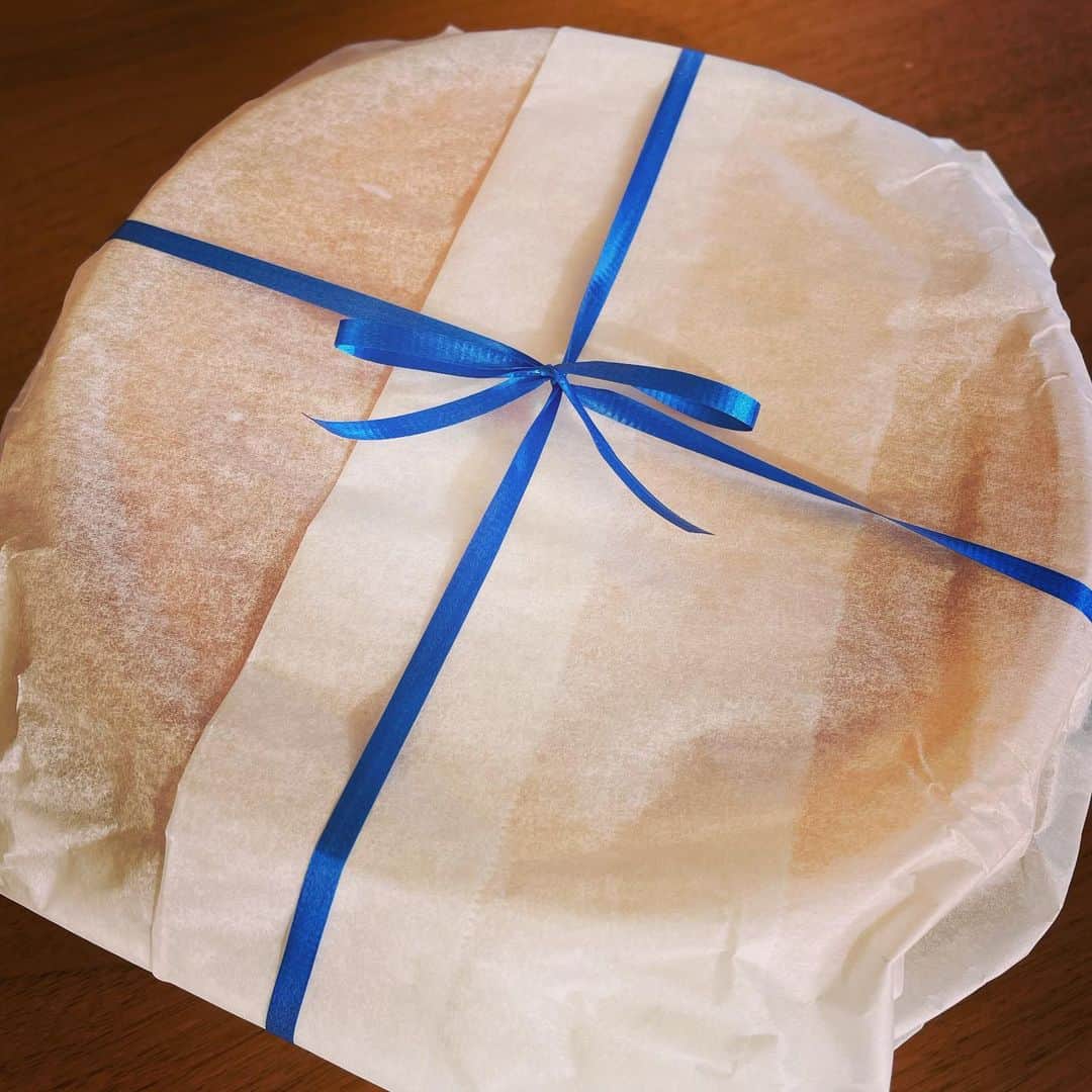 青田典子さんのインスタグラム写真 - (青田典子Instagram)「栗原はるみさんから 手作りのチーズケーキが届きました💕 美味しいを通り越す、おいしさに 感動でした🥰 甘さ控えめで、フワッとしていて ベースのクッキーのような所が食感が良くて、口の中が最後まで夢のようでした🌟 こんなチーズケーキが作れたら たくさんの人を幸せに出来るだろうなあ *･゜ﾟ･*:.｡..｡.:*･'(*´∇｀*)'･*:.｡. .｡.:*･゜ﾟ･*  ♯栗原はるみさん ♯チーズケーキ」10月13日 12時21分 - norikoaota