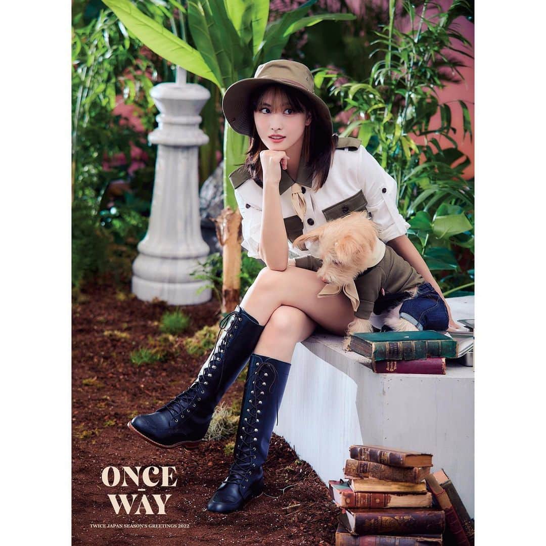 のインスタグラム：「TWICE JAPAN SEASON’S GREETINGS 2022 “ONCE-WAY” PRE-ORDER 10.04(月) 12:00～10.31(日) 23:59  Teaser MOMO  詳細はこちら https://twicejapan.com/news/detail/853  #TWICE #ONCE_WAY  #🐶」