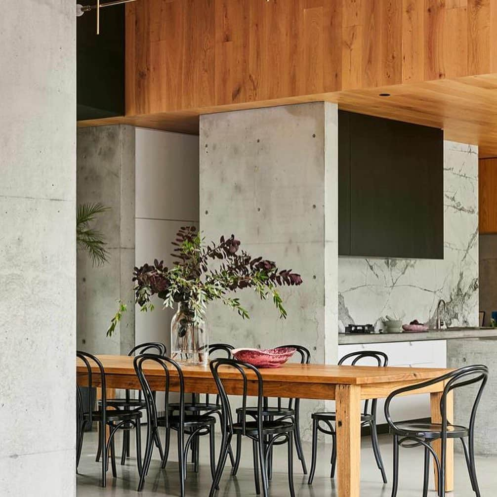 Interior | Lifestyle | Loveさんのインスタグラム写真 - (Interior | Lifestyle | LoveInstagram)「A concrete home in Barwon Heads with a future-proof design | words and photos from homestolove.com.au | Kara Considine house」10月13日 13時47分 - interiorhints