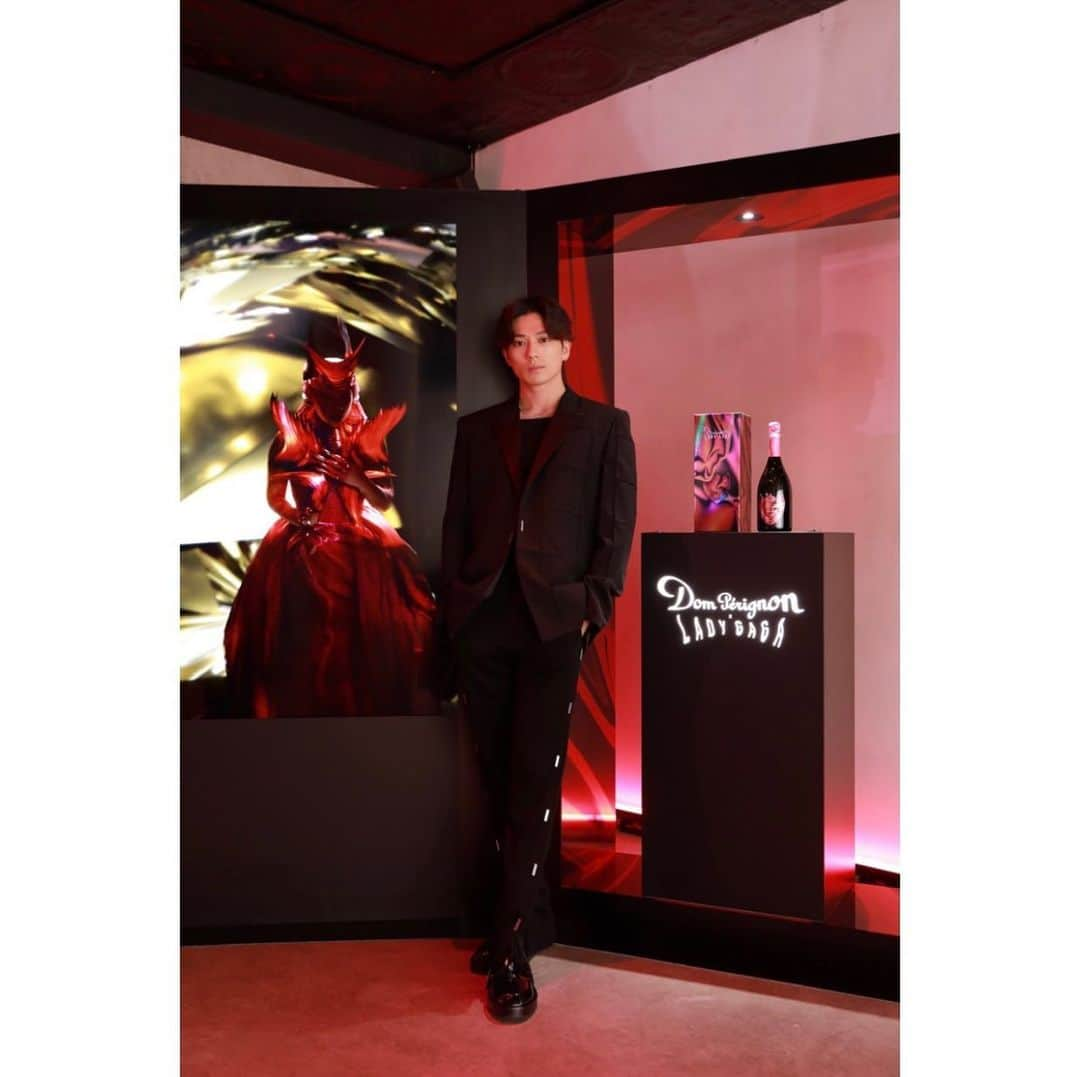 新田真剣佑さんのインスタグラム写真 - (新田真剣佑Instagram)「Dom Pérignon  @domperignonofficial  #Domperignonxladygaga #Domperignon 　 #Welcometothequeendom」10月13日 14時01分 - mackenyu