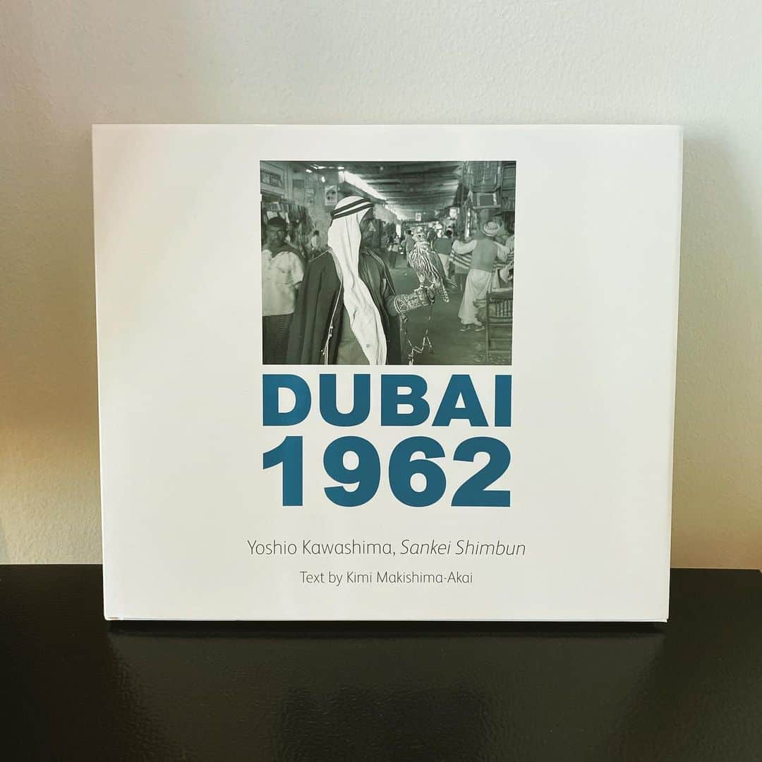 小泉里子のインスタグラム：「先日行った旧市街のショップで見つけた #dubai1962 カメラマン #yoshiokawashima さんが撮った写真と共に1962年のドバイが知れる。 購入したのは、英語と日本語バージョン。他にアラビア語バージョンもありました。  土地勘があるから、さらに面白く見れます。 学生の頃は、歴史や世界史なんて好きじゃなかったけど、今は食い入るように見てしまう。  先人の知恵や功績が今のドバイを作り上げたのだと感じられる。  #sankeishimbun #1962 #satokodubai #dubai #dubaihistory」