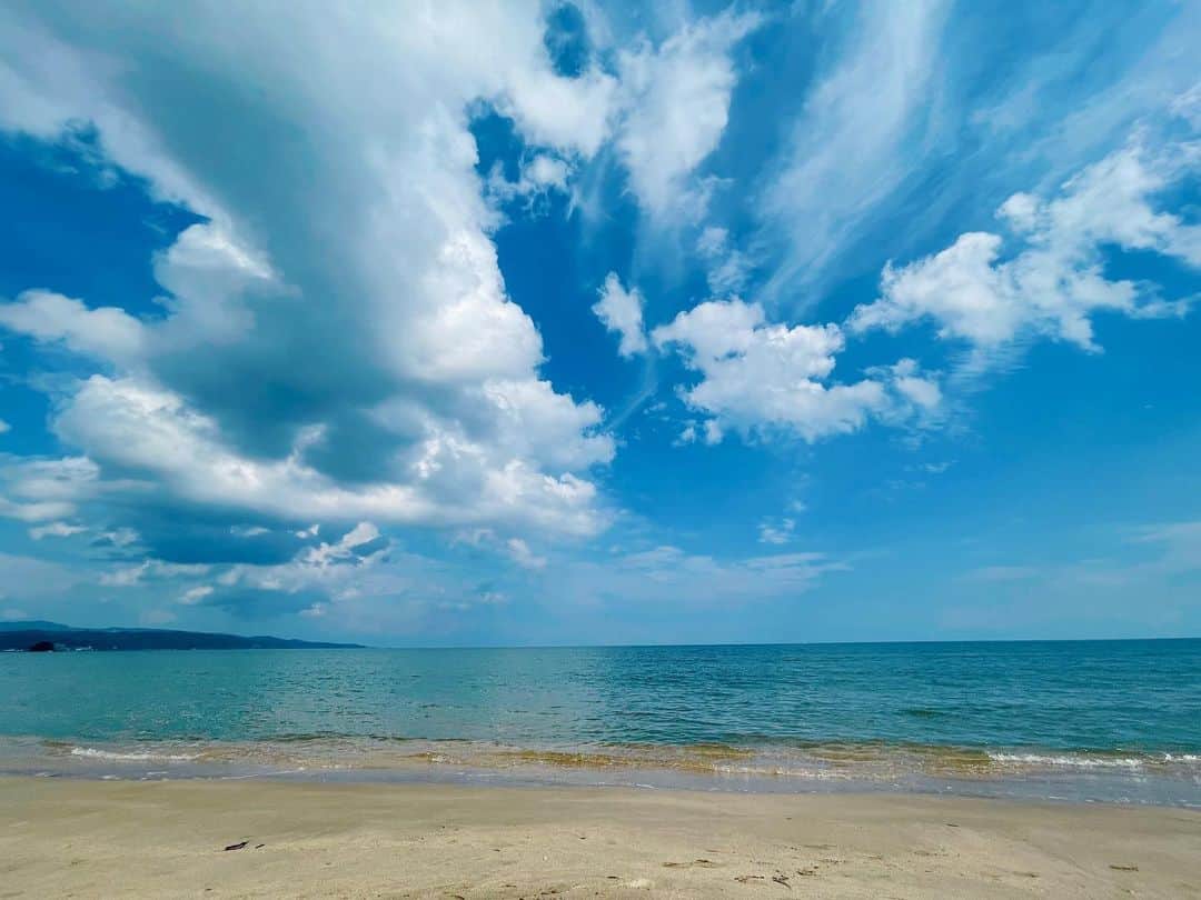 南條早紀のインスタグラム：「【氷見の海🏖】  先日、ロケで氷見へ！ 夏みたいな陽気の日でした☺️  青い空と広い海。  海って広いな〜綺麗だな〜✨  なんかバリです🏖っていっても わからない感じじゃないです？笑  釣りしたら気持ちいいだろうな〜  そんなことを思いながら、 撮影の合間に癒されました😌  そうそう。 氷見といえば漁港もあることから 海！というイメージがあるかもしれませんが 実はそれ以外にもかなりたくさん魅力があるんですよ…❤️  そんな、意外と知られていない氷見の魅力を 今週のフルサタ！で紹介するので お楽しみに…😚💓  また詳細も更新しますね😆  波打ち際の動画も添付しました💓 音ありで波の音に癒されてください😆🍀  水曜日、きょうもお疲れさまでした❤️  🏖---🌊---🐟---🌊---🏖  #富山県 #氷見市 #氷見 #海 #青空 #日本海 #富山湾 #波打ち際 #波 #波の音 #癒し #癒しの時間 #秋晴れ  #釣りガール #釣りがしたい #富山 #絶景 #日常の記録 #富山旅行 #富山観光 #富山のここが好き #海が好き #アナウンサー #ロケ #撮影 #toyama  #富山テレビ #フルサタ #南條早紀 #なんじょうのにちじょう  🏖---🌊---🐟---🌊---🏖」