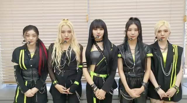 チェルシー・オリビアのインスタグラム：「Kok gemes bngt sii♥️♥️♥️ hope to see you girls soon @craxy_official … btw hari ini mereka tampil di Show Champion!! Let’s watch them together!! And we love you too!!」