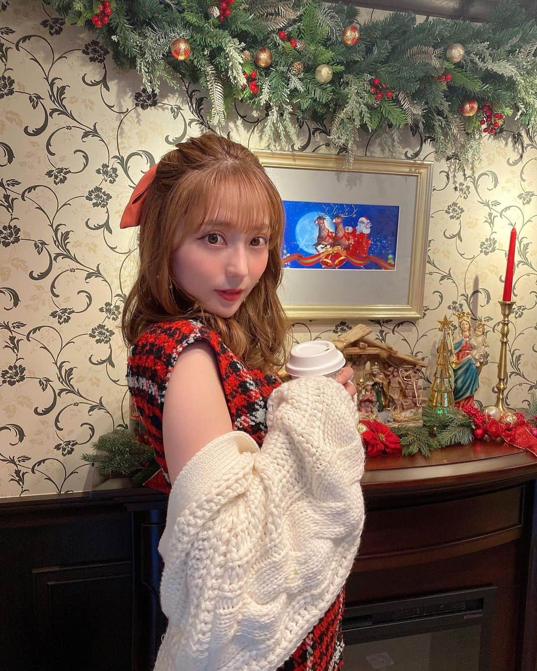 堀尾実咲のインスタグラム：「サンタさんのcafe🎅☕️  クリスマス先取りしてきた🎄  #cafesanta #omotesandocafe #jingumaecafe #cafe #cafestagram #santa #christmas #christmastree #deicy #calnamur #tothesea #カフェサンタ #クリスマスカフェ #オーガニックカフェ #表参道カフェ #神宮前カフェ #テラスカフェ #ワンちゃんok #犬okカフェ #映えカフェ #おしゃれカフェ #カフェ巡り #カフェ部 #カフェスタグラム #クリスマスコーデ #クリスマスカラー #ニットコーデ #クリスマス」