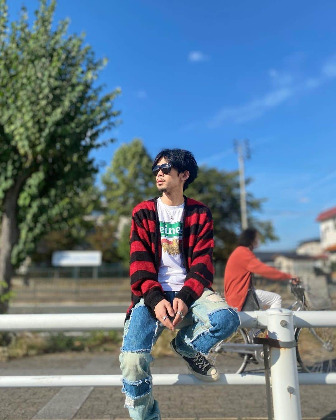 tetsuya togashiのインスタグラム：「🎱🎱🎱🎱 奇跡的に後ろのチャリの人と リンクコーデなっとる笑 ‍ ☑︎cardigan #towncraft ☑︎s/s tee #heineken ☑︎denim pants #romanticcrown」