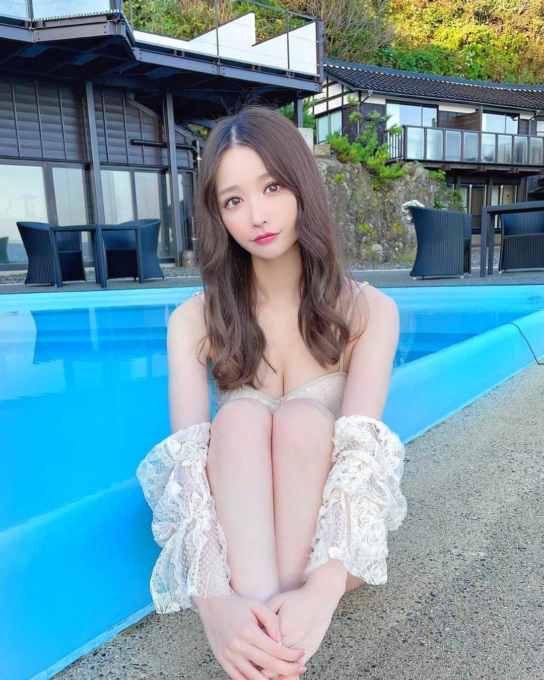 吉見衣世のインスタグラム：「ちょこん🐤  やっぱり前髪切りたくなってきたー！！ 髪色もまた黒にするかホワイトベージュにするかずっと迷ってる🧐  #水着#プール#bikni」