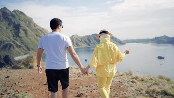 Syahriniのインスタグラム：「•  ~ You Are The Biggest Blessing In My  Life, I Love You To The Beach And Back ~  @reinobarack   __________________𝓢𝓨𝓡_________________  #PrincesSyahrini #LabuanBajo」