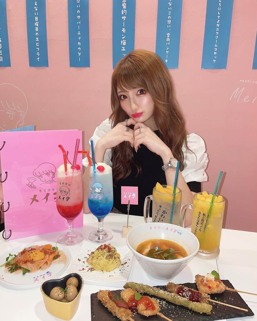 まゆぴちゅーさんのインスタグラム写真 - (まゆぴちゅーInstagram)「大人気間違いなし💓！ 10/1オープンの“恋愛酒場 メイ子”💋💕💕 ▷▶︎▷▶︎ @renaisakabameiko_shibuya   渋谷ヒカリエのすぐ隣にある恋愛がテーマの ネオ大衆居酒屋💓！  店内ピンクでめちゃめちゃ可愛い！！！ ネオン缶とかもあって映える\( ˆoˆ )/💗💗  飲み物や食べ物もかわいくて、 メニューの名前も一つ一つ可愛いからご注目！笑  ジョッキに書いてある、  『“かわいい”と思ったら、好きの始まり』  とか（笑）（笑）共感よねwwww  店内可愛いから可愛い系コーデにしました🙈💋 . .  -----------------------------------------------------  📍『恋愛酒場 メイ子』 最寄駅🚃：渋谷駅 ヒカリエの隣の建物 住所🏡： 東京都渋谷区渋谷2-22-16 営業時間⏰： 17:00～23:00 定休日🛌：なし 電話番号📞： 03-3407-5666  ----------------------------------------------------- . . . #恋愛酒場 #恋愛酒場メイ子 #メイ子 #ネオ居酒屋 #ネオ大衆酒場 #インスタ映えスポット #インスタ映え料理 #インスタ映えスイーツ #渋谷カフェ #渋谷グルメ #渋谷ランチ #渋谷居酒屋 #渋谷ディナー #東京居酒屋 #東京グルメ #インスタグルメアワード2021」10月13日 17時49分 - mayu_03pichu