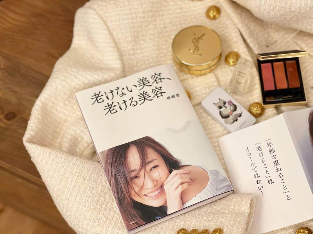 神崎恵さんのインスタグラム写真 - (神崎恵Instagram)「週末に発売した新刊📕 2回目の重版が決まりました。 毎日たくさんの感想やコメントをありがとうございます😌 とてもとても嬉しいです。 今日は、サンローランのクッションハイライトで肌に潤むような艶を重ね、アンプリチュードのリップを合わせました。 どちらもホリデーの限定アイテムですが、 いくつも購入しておきたいくらい気に入っています。  #ysl イヴ・サンローラン アンクル ド ポー ルクッション ゴールドラッシュ ハイライター　10月22日発売  #amplitude Amplitude リップカラーパレット  リミテッドコレクション a 01 10月27日発売  #老けない美容老ける美容」10月13日 17時52分 - megumi_kanzaki