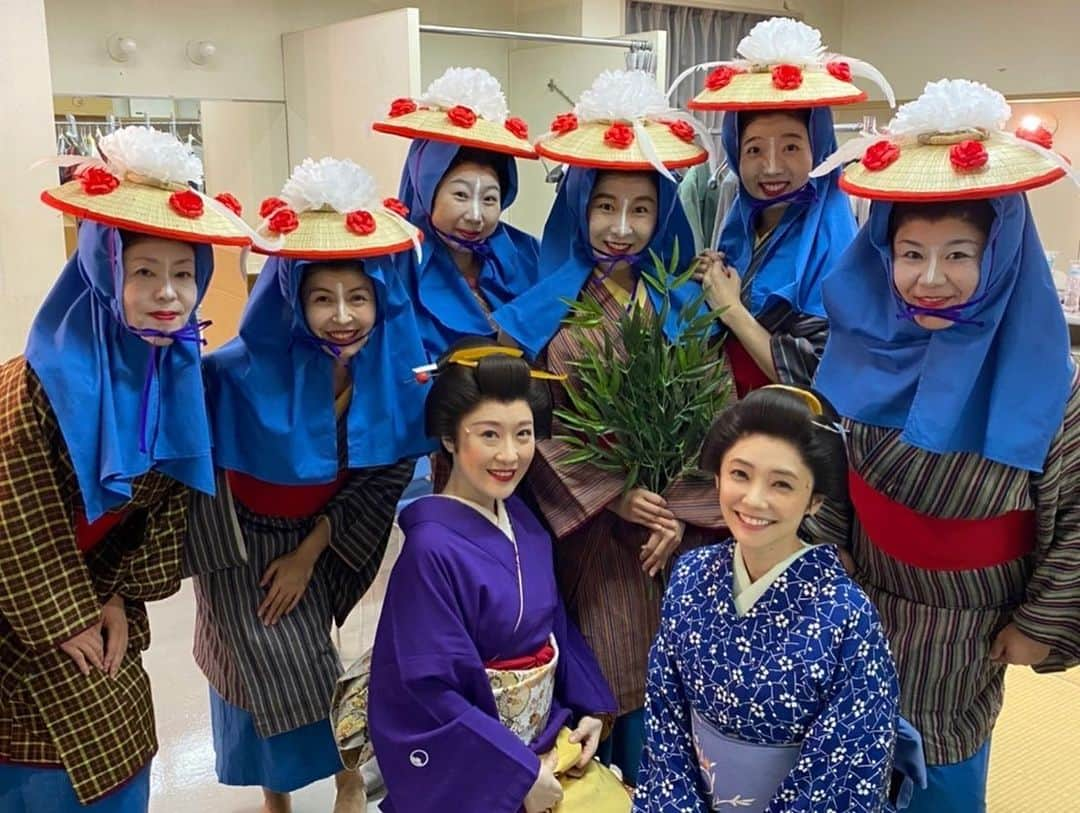 倉科カナさんのインスタグラム写真 - (倉科カナInstagram)「舞台「雨」 大千穐楽を迎える事が出来ましたーーー😭✨✨良かったぁーーーー😭 本当に前半、プレッシャーでどうなるかと思いましたが、、、袖で緊張で震えてましたもん！！！ でも、少しずつ、 日々変わっていくお芝居が楽しくて✨ また、主演の山西さんの温かい人柄にも本当に救われました！！ 素敵なカンパニーだったなぁ♡ 本当はみんなでご飯とか行きたかったぁ、、🥲でも！千秋楽を迎えられただけでも幸運だ！！贅沢言ってられない！！！  本当に沢山の方にご来場頂き！ とっても嬉しかったです！！ ありがとうございました🌸✨ ありったけの感謝をみなさんに✨！！！  5枚目はお清と共に！ 私は走り切ったぜ、、、と悪い顔😏✨笑  お疲れさまでした！  #こまつ座 #雨 #井上ひさし #栗山民也」10月13日 18時03分 - kanakurashina_official