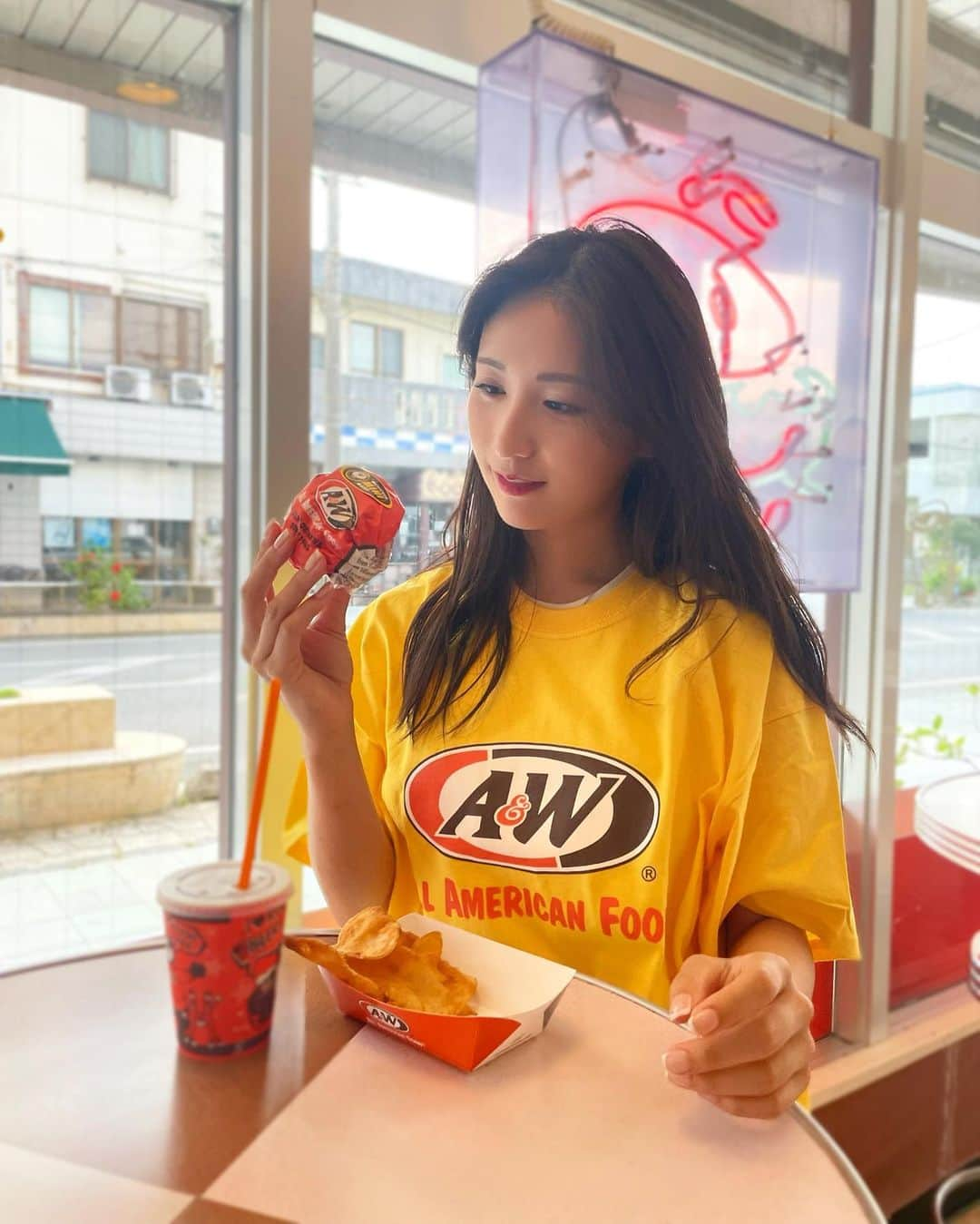 伊藤愛真さんのインスタグラム写真 - (伊藤愛真Instagram)「逆光📸ALL AMELICAN FOOD エンダーのTシャツ、コレクションのように毎回買ってしまう😂❤️ . 休憩で食べ過ぎたから キッズのセット頼んだ✊ . 味はマクドより甘く感じる！笑 . #aandw」10月13日 18時15分 - __emagram