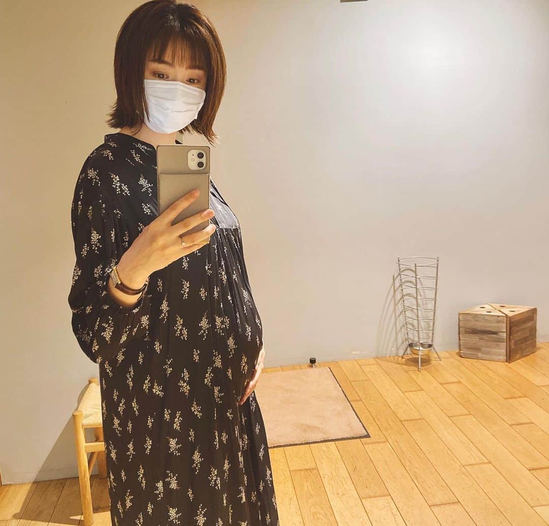 黛英里佳さんのインスタグラム写真 - (黛英里佳Instagram)「⁡ ⁡ だいぶ大きくなってきました。 ⁡ ただいま8ヶ月。 ⁡ 美容室にて✂︎ ⁡ #妊娠後期突入」10月13日 18時29分 - erikamayuzumi_official