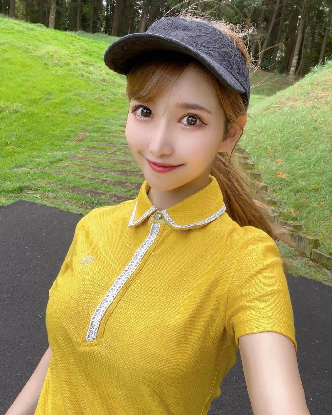 のインスタグラム：「. 夜はだいぶ冷えてきたね〜🍃 暑いより寒い方が得意だから、これくらいの時期好きだなぁ🌨🤍 ただ急な気温差のせいかすぐ眠たくなっちゃう🥱 . トップスの首元の可愛さが自撮りだと伝わりやすい💛 ボタンもレースもキラキラ〜✨ @standrews_jp  . . スイング動画載せようかなと思ってたけど、最近へっぽこショットが多くて、、。動画撮ってない時に限ってナイスショットしたり☹️ という感じでなかなか載せれない。。🙄 次回はスイング動画載せれるようにがんばります！！🤣 . #ゴルフ女子#ゴルフ初心者#ゴルフ#ゴルフ好き#ゴルフ好きな人と繋がりたい#ゴルフウェア#ゴルフファッション#ゴルフコーデ#ゴルフ女子コーデ#セントアンドリュース#成田ゴルフ倶楽部 #standrews#golf#golfwear#golfswing#golfstagram#golfgirl#golflife#japanesegirl#selfie」