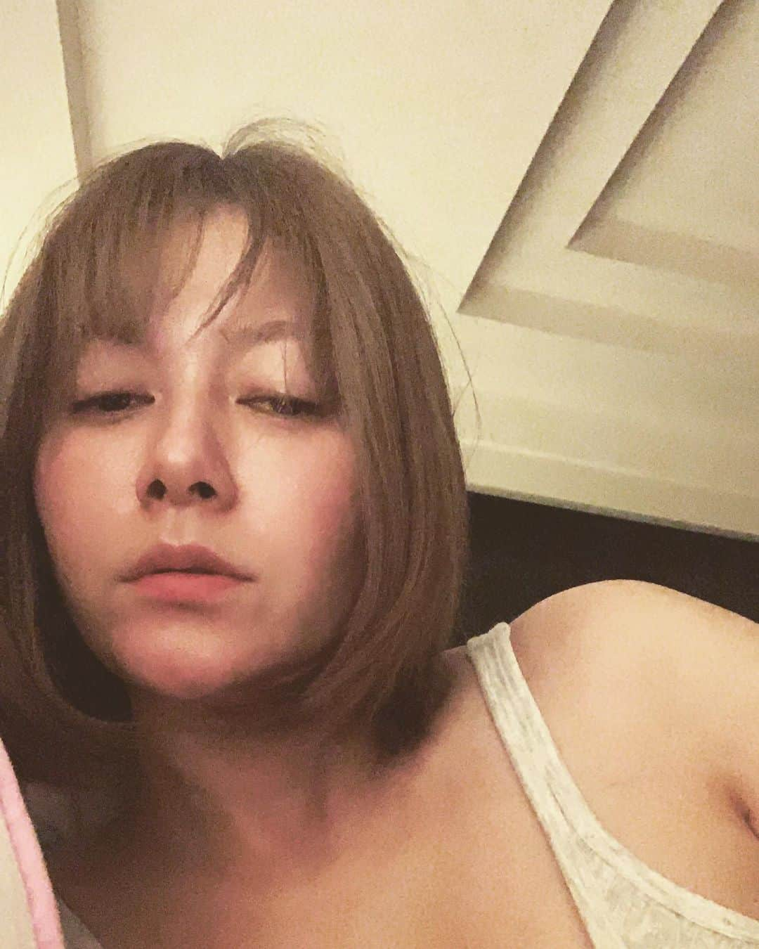 真木よう子さんのインスタグラム写真 - (真木よう子Instagram)「暑かったり寒かったり忙し。 皆様体調崩さない様ご自愛くださいね^ ^  Please take care of yourself.  #三角チョコパイ #ボイスの呼吸  #まきようこ  #ひぷのしすまいく #シャンパンタワー #ユニクロコーデ」10月13日 18時57分 - yokomaki_official