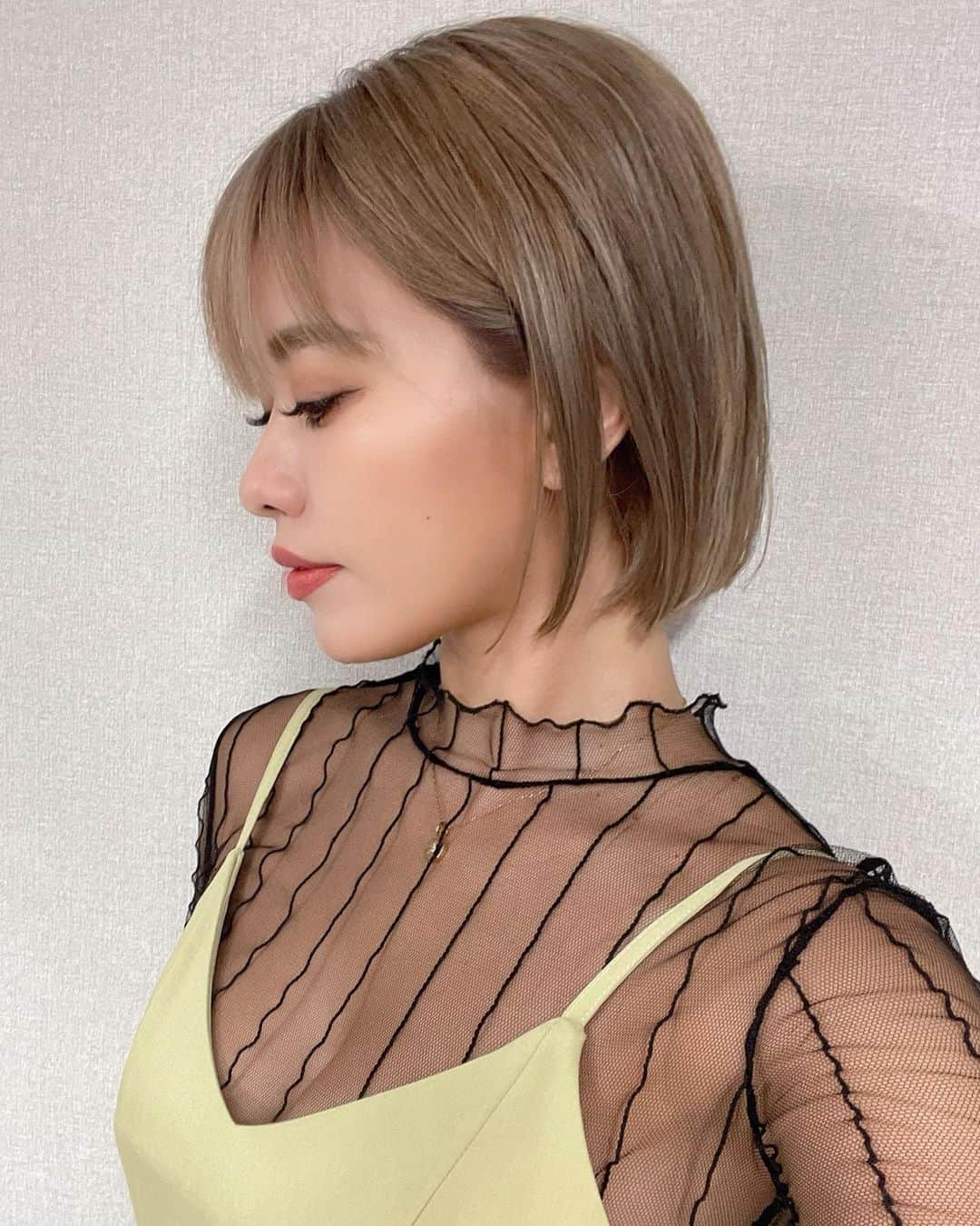 NAHOさんのインスタグラム写真 - (NAHOInstagram)「✂︎ #newhair #shorthair ✂︎ aux.表参道店 . . また短くなったーーっ🕊💕 今回は @shige0111 しげさんにカットカラートリートメント全てお任せしました👏 すっきり収まりよく可愛いcutをありがとうございます💋 colorも綺麗な色味ですきぃ🥺♡ 新しいヘアめっっちゃお気に入りなのだっ✌️💕 . . 髪切ってからどんどん短くなってゆく✂️‼️ カットの仕方で全然雰囲気かわるし、アレンジも意外とたくさんできるし🎶 ショートにしっくりきすぎててなちは短いのいつ飽きるのかな〜？✨ 冬が来たら１回くらいロング戻ってみよーかなあ😏💓 . . . #NAHO #shorthaircut #hairstyle  #haircolor ##hairtreatment #haircare #hair #ヘアトリートメント #髪質改善 #ショートヘア #切りっぱなしボブ #ミニボブ #ヘアスタイル #美容室」10月13日 18時53分 - naho25__kai_noa