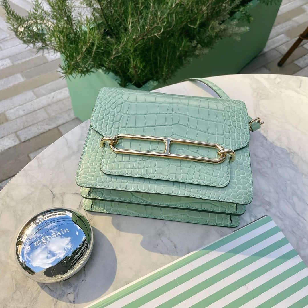 megbabyのインスタグラム：「マグワートカラー見てるだけでも美肌になった感じがしてほんとに好き🥺💚  さて、つぎのマグワートシリーズはなんでしょうか？🤭🤫  みんなが喜ぶものが完成に近づいてきてわくわくが止まらない😮‍💨🥺」