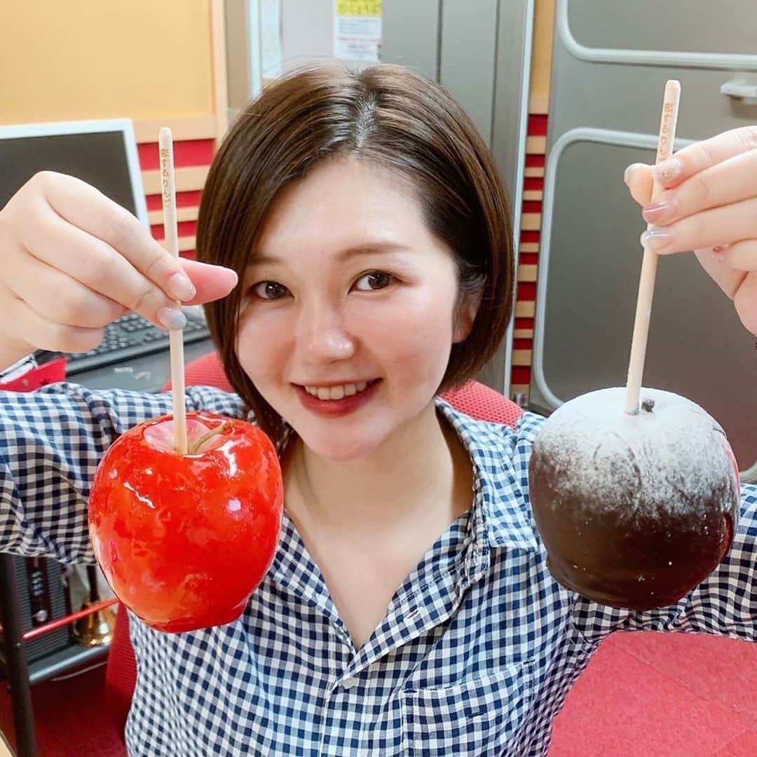 橋口侑佳のインスタグラム：「♪ 番組で紹介した#恋するりんご飴 美味しくて可愛くてトキメキがいっぱい！！  #ハロウィンにも合いそう♪ #フレーバーも15種類 #季節限定フレーバーもあるよ😋 #愛知県安城市 #りんご飴グミもオススメ オンライン販売もやってます🍎 ↓ @koisururingo_ohana  りんご飴、初めて食べた！こんなに美味しいのか(°▽°)」
