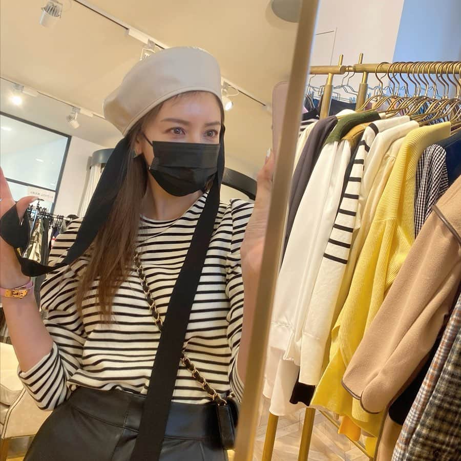 美香さんのインスタグラム写真 - (美香Instagram)「@nostalgia_jp にて 来年春コラボの打ち合わせ🌸！  可愛いレザーベレー帽を見つけて ベージュとブラックをオーダーしました🙈❤️ このベレー。形　最高。  着ている私服も ただいま発売中のノスタルジア美香コラボ❤️ 完売していましたが 19日に再販決定したそうです🥰 超お気に入りのブラックデニムも 19日発売スタートです！ また告知させて下さい。 いつもありがとうございます❤️  #ベレー帽 #美香コラボ」10月13日 19時17分 - mikaofficial99