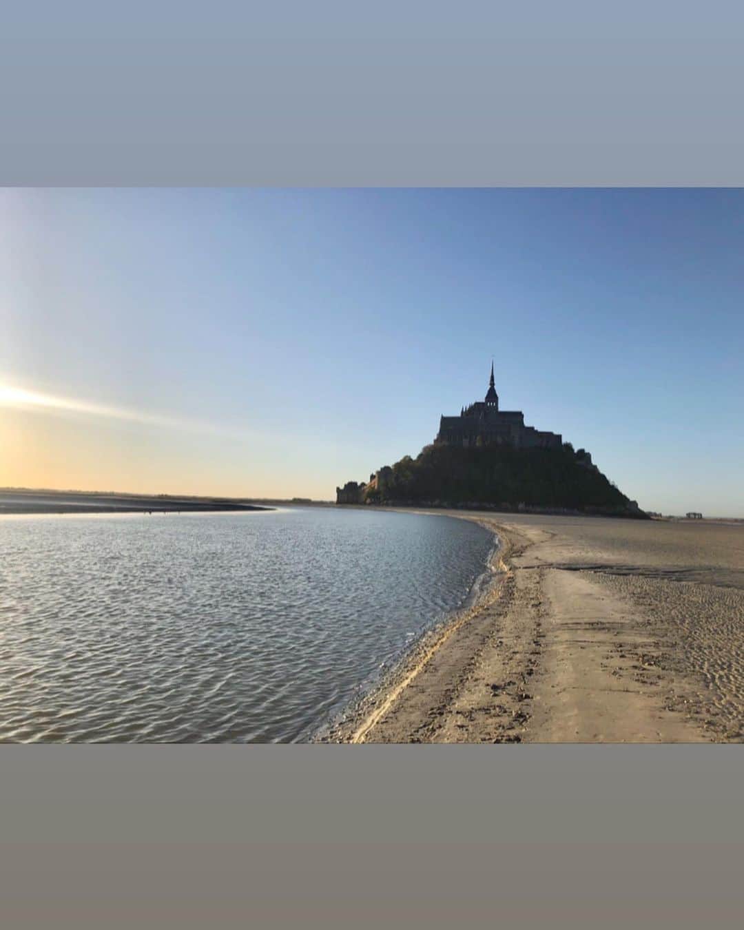 ミツコさんのインスタグラム写真 - (ミツコInstagram)「フランス旅レポ漫画🇫🇷その8  干潟を歩くツアーに参加しなければ見ることができないモン・サン・ミシェルの裏側。森のように木々が生い茂っていました🌳  いきなりざわざわと遠くの方から波が立ってきて、想像以上のスピードで潮位が変わっていくので干潟歩きはその道のプロと同行しないと本当に危険だと思いました…！  ガイドさんがどの方向からいつ潮が迫ってくるか察知する姿が超プロフェッショナルでかっこよかったです🌕  さてさて、モン・サン・ミシェル編はこれにてお終い。 旅の後半、パリへと向かいます！  #フランス #旅行 #海外旅行 #旅行レポ #レポ漫画 #絵日記 #エッセイ漫画 #パリ #モンサンミッシェル #コミックエッセイ #旅行記 #漫画  #コミック #ラメールプラール #オムレツ」10月13日 19時18分 - __3__2__5__