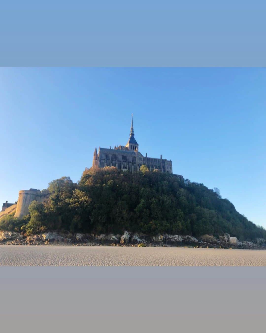 ミツコさんのインスタグラム写真 - (ミツコInstagram)「フランス旅レポ漫画🇫🇷その8  干潟を歩くツアーに参加しなければ見ることができないモン・サン・ミシェルの裏側。森のように木々が生い茂っていました🌳  いきなりざわざわと遠くの方から波が立ってきて、想像以上のスピードで潮位が変わっていくので干潟歩きはその道のプロと同行しないと本当に危険だと思いました…！  ガイドさんがどの方向からいつ潮が迫ってくるか察知する姿が超プロフェッショナルでかっこよかったです🌕  さてさて、モン・サン・ミシェル編はこれにてお終い。 旅の後半、パリへと向かいます！  #フランス #旅行 #海外旅行 #旅行レポ #レポ漫画 #絵日記 #エッセイ漫画 #パリ #モンサンミッシェル #コミックエッセイ #旅行記 #漫画  #コミック #ラメールプラール #オムレツ」10月13日 19時18分 - __3__2__5__
