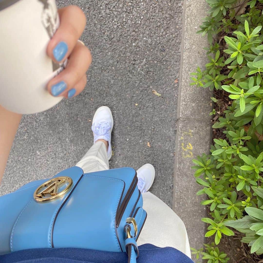 近藤千尋のインスタグラム：「ここ数日は撮影でメイクさんが塗ってくれたこの色のネイルでした❣️ かわいいなぁ😌 冬服って服の色が沈みがちだから ネイルは明るい方が好きです💅 最近青色が多いなぁ✨ ネイビーも好きな色に追加🤚 早く晴れないかなぁ〜😵‍💫😵‍💫😵‍💫🌈 2枚目は収録の合間📺📸 また全身載せますね❤️」
