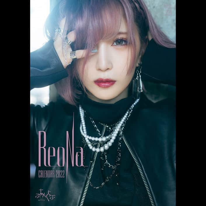 ReoNaさんのインスタグラム写真 - (ReoNaInstagram)「#ふあんくらぶ 限定『ReoNa Calendar 2022』表紙と特典の絵柄が公開…🐈  全カット、カメラマン 岡田貴之さんによる撮り下ろし…！ そして特典ポスターに直筆サインも入れさせていただきます…予約をお忘れなく…🐾  ＝＝＝＝＝＝＝＝＝＝＝ 【ふあんくらぶ】#ReoNa オフィシャルFC「 ふあんくらぶ 」会員の限定グッズ「ReoNa Calendar 2022」が今年も販売決定！表紙と特典の絵柄が公開となりました！ 全カット撮り下ろし写真使用、早期予約特典はReoNa直筆サイン入りポスターです！ ぜひ、チェックしてください！  https://reonafc.com/calendar2022/」10月13日 19時24分 - reo_peko