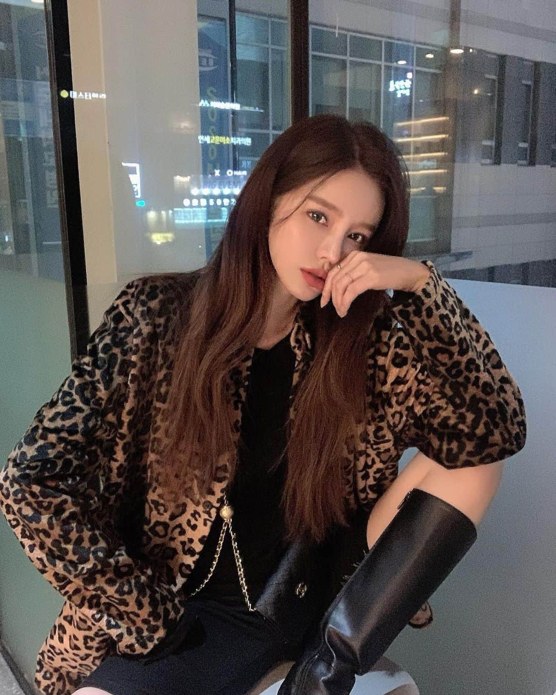 Son Ju Heeさんのインスタグラム写真 - (Son Ju HeeInstagram)「훠궈를 기다리는 자세 어흥🐯 나 너무너무 배고파요 웨이팅은 너무 싫어용   #리샵 #하이디라오건대점  #훠궈사랑🤎」10月13日 19時41分 - juhee__ss