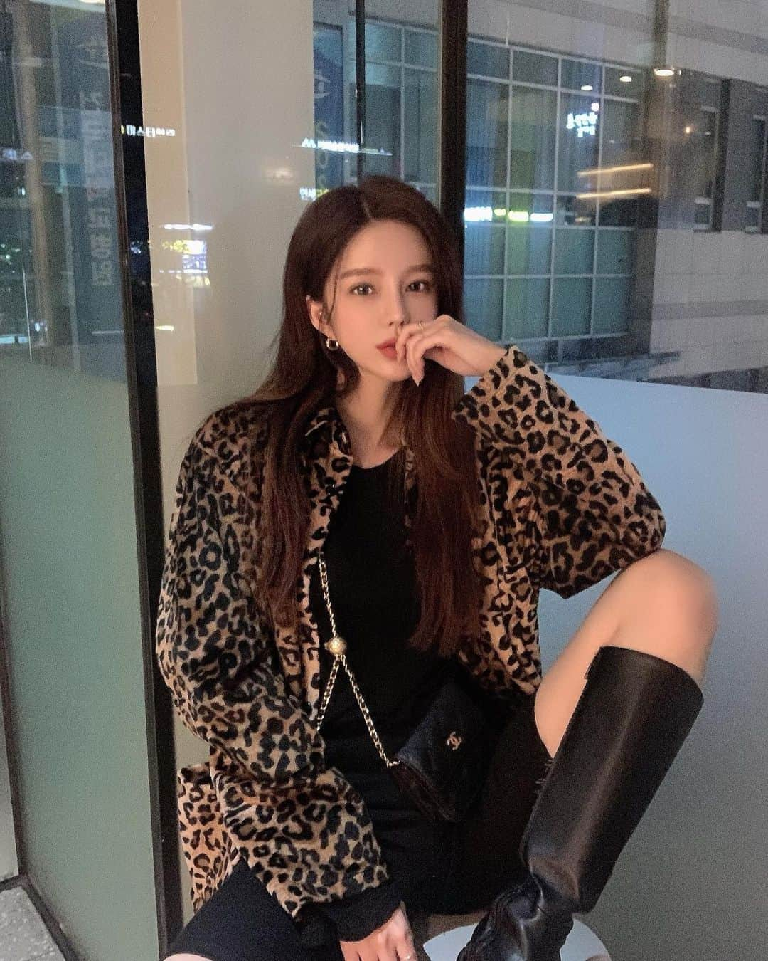 Son Ju Heeさんのインスタグラム写真 - (Son Ju HeeInstagram)「훠궈를 기다리는 자세 어흥🐯 나 너무너무 배고파요 웨이팅은 너무 싫어용   #리샵 #하이디라오건대점  #훠궈사랑🤎」10月13日 19時41分 - juhee__ss