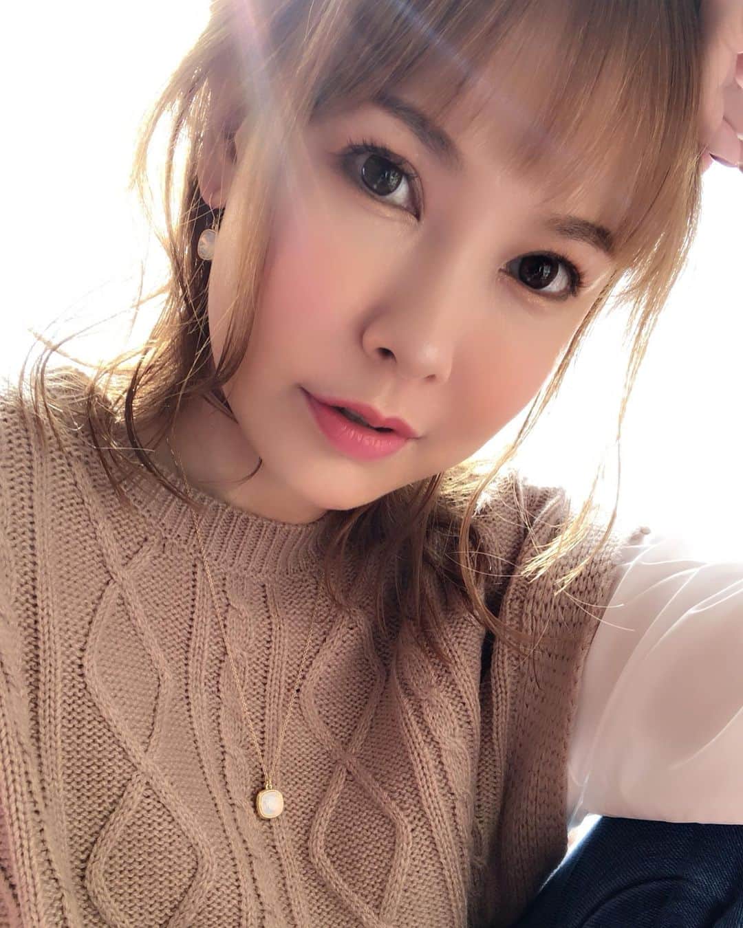 上原さくらのインスタグラム：「あっという間に季節が秋になってしまいましたね。 私は少し衣替えをして、娘の水着は来年はもう着られないと分かっているけれど、処分出来ずにしまっておきました。 今年はコロナの影響でまだ実家にも帰れず、娘の誕生を喜んでいる伯母に娘を会わせることも叶わず、仲の良い友達とも会えず、娘との外遊びはひと気のない場所を探して、だから娘の人見知りがなおる機会もないです…。 今年中に終息は難しいとは思うけれど、来年の今頃は、これまでの暮らしに戻っていて欲しい….。 暑くも寒くもなくて気持ちいいこの季節は、昔みたいにお弁当持ってみんなで遠足ごっこをしたいなぁ。 #autumn #秋　#遠足　#衣替え #秋メイク」