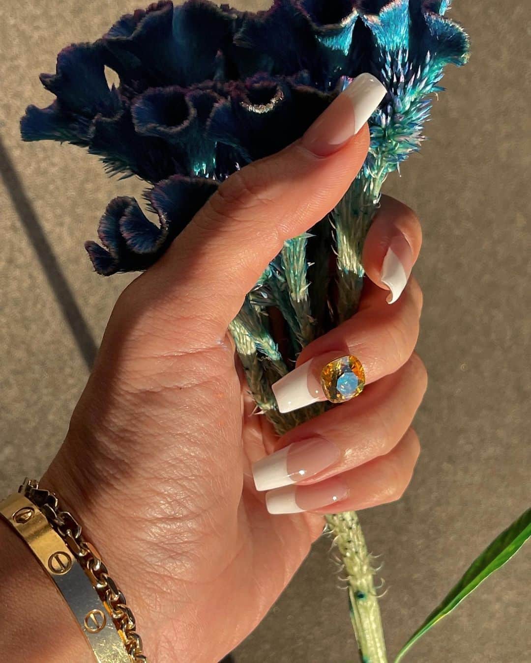 植野有砂のインスタグラム：「😍fresh nails by @mamijingu ❤️ @jillandlovers 久々の神宮ネイル💅❤️は、やっぱフレンチに！これ左手自爪なのすごくない？😍 @lelabofragrances のcity exclusive は香港のこの香りが好き(名前は覚えられません)」
