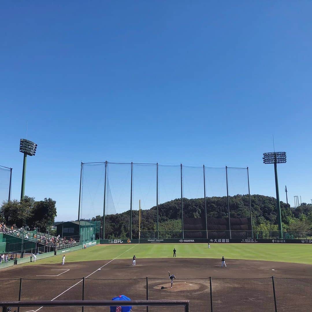 リック・バンデンハークのインスタグラム：「Blue skies in Tokyo.   #gameday #giants #swallows #ヤクルトスワローズ #npb」