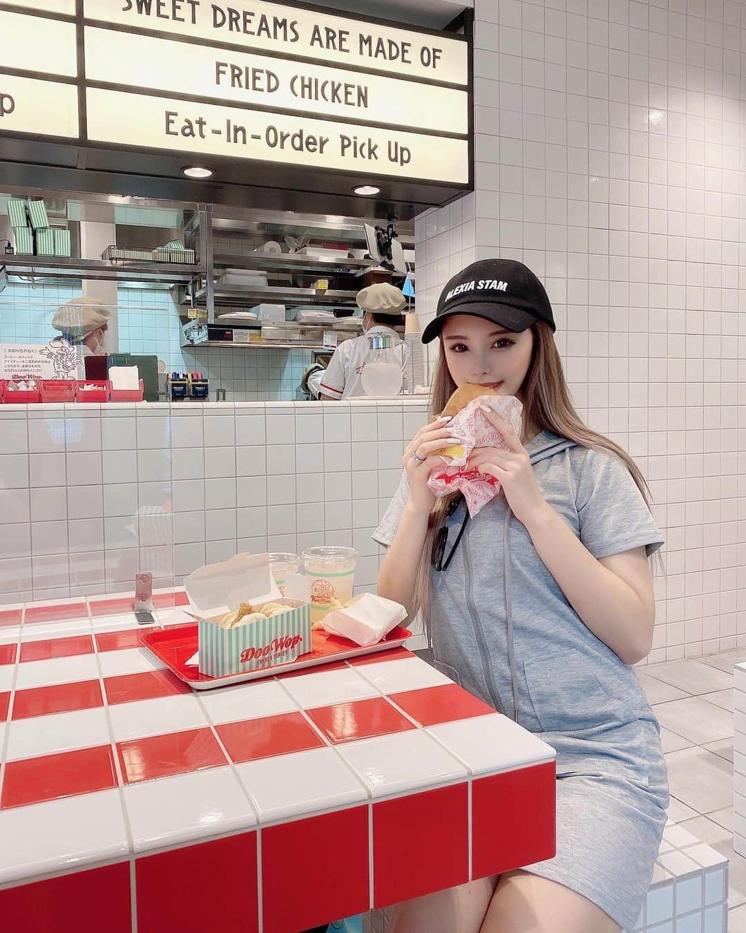 AYAKAのインスタグラム：「代官山に新店舗がオープンして気になってたハンバーガー屋さん🍔🍟に行ってきた♡  美味しいしお店も海外ぽくて かわいかった〜またいきたい🐷  #代官山#代官山カフェ#代官山グルメ#ランチ#ハンバーガー屋さん##おしゃれランチ#cafestagram#lunch#hamburger」