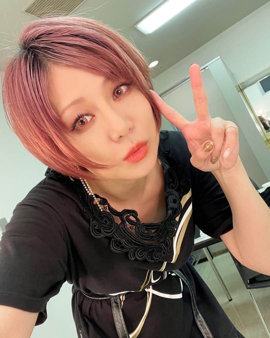 蜷川べにのインスタグラム：「. ⁡ 相模大野ありがとうございましたー！！ お客さんとの距離近くて楽しかったよ。 ⁡ ⁡ #蜷川べに  #和楽器バンド  #全国ツアー  #相模大野 #pleasesubscribe  #津軽三味線  #shamisen  #youtubechannel  #benininagawa  #wagakkiband」