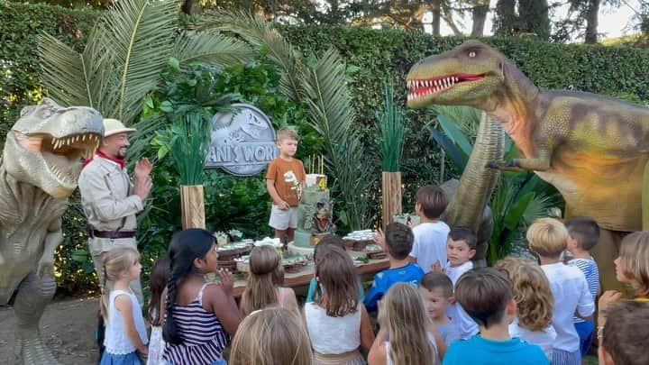 エディン・ジェコのインスタグラム：「Dani’s world 🦖  Grazieeeee amici nostri  @la.giungla.in.festa  @patrizia_laureti  @gigi_speciale  ❤️❤️❤️❤️❤️❤️❤️」