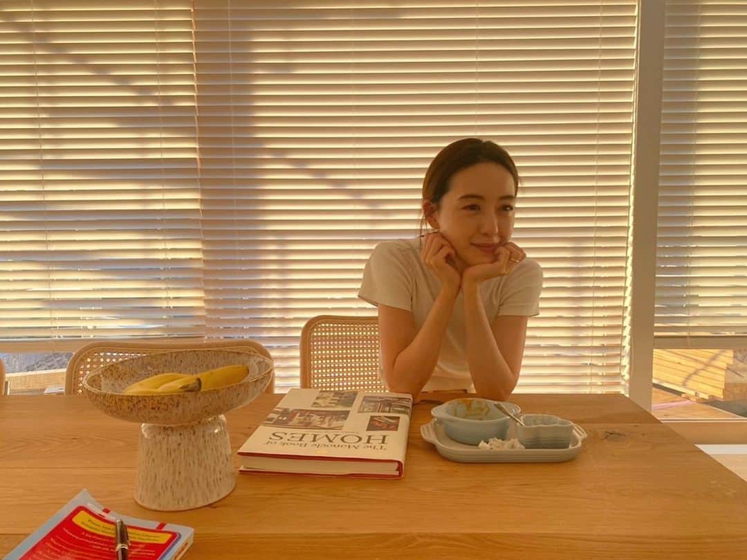 古谷有美さんのインスタグラム写真 - (古谷有美Instagram)「🌞 お腹いっぱい食べて幸せそうだねぇ.... それにしても良く食べますよねぇ.... ほっぺが落ちそうだもんねぇ.... きっとそんなこと考えている顔🤣  #視線の先には息子」9月19日 19時57分 - yuumifuruya