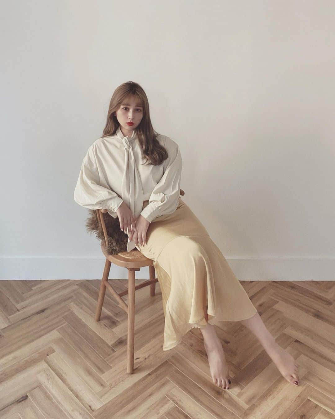 puinpiのインスタグラム：「CODE  私、てろっとした質感が好きなのです🦦❤︎  ボウタイブラウスはリボン結びじゃなく、垂らすのもすきであります。  #Pui #Puishop #ボウタイブラウス #スカート」