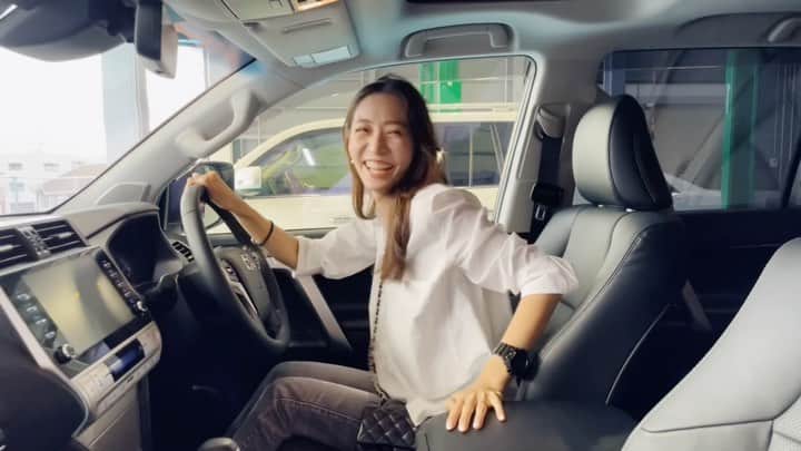 鈴木優美 のインスタグラム：「実は、この度YouTubeをはじめました！！ 以前から何かのタイミングでと思っていたのですが、今回の納車を機に♪ 初回は夫 @yasuhiko_kakiuchi のこだわりの詰まった愛車について、夫自ら紹介しています！ . 今後も私たちらしく、楽しく、思い出として、私たちのペースで残していきたいと思っております！ 是非ご覧頂けたら嬉しいです✨ 撮影、編集、諸々初心者ですので アドバイスや改善点、コメントやDMへ是非是非よろしくお願いいたします🔰 . そしてそして！ チャンネル登録、高評価よろしくお願いしまーす😊 . PRADO納車！YouTube初投稿！ https://youtu.be/EMUsNAZ6DEk . @sakaihirohumi くん本当にお世話になりました！ ありがとうございました🙏 . . . . . . . #ご報告 #youtube #初投稿 #プラド #ランクル #ランクルプラド #プラド150後期 #プラドのある生活 #prado #prado150 #プラド女子 #プラド男子 #夫婦 #家族 #週末の過ごし方 #2歳差育児 #新米ママ #新米パパ #4人家族 #男の子ママ #女の子ママ #ママライフ #幼稚園ママ #2児ママ #ママ #2人目育児 #動画編集 #動画 #動画編集初心者 #動画撮影」