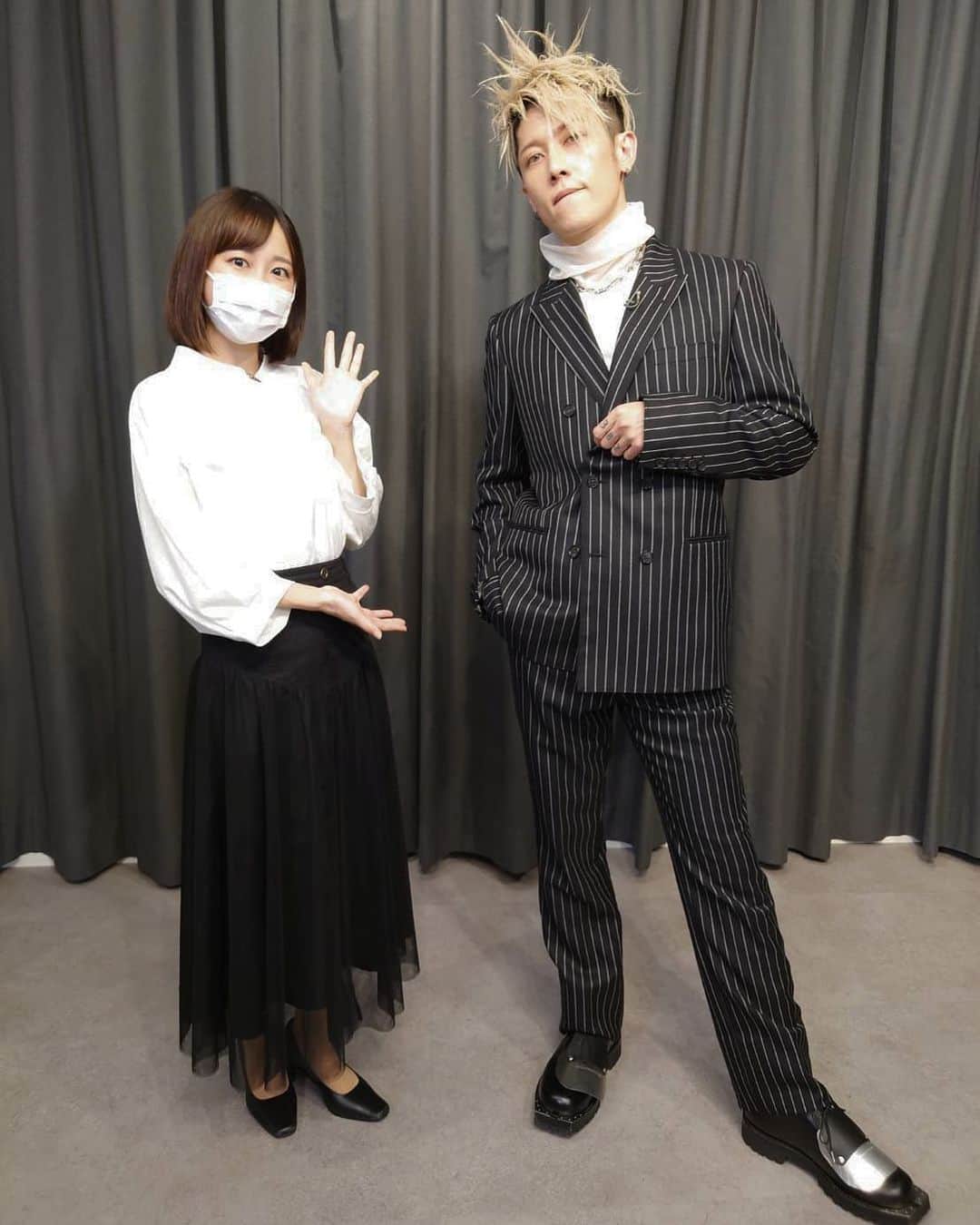 TBS「はやドキ！」のインスタグラム：「世界的なギタリストMIYAVIさんが新アルバムをリリースされたということで、直撃🎤  MIYAVIさんはエレキギターをピックなしで演奏されるため、右手の爪だけジェルネイルをされているそうですよ🎸  そして、披露してくださった生演奏&生歌の迫力たるや！感動でした…✨ MIYAVIさん、ありがとうございました！  若林  #MIYAVI さん #サムライギタリスト #直撃🎤 #若林有子 #アナウンサー #はやドキ #tbs」
