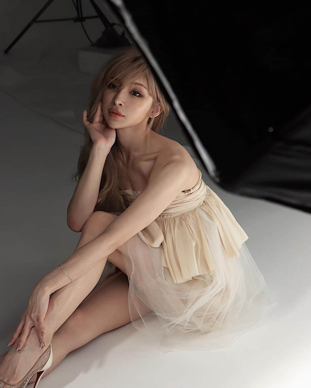 小原優花のインスタグラム：「【医療脱毛✨満員御礼のお知らせ🙇‍♀️】 先日告知いたしました美容皮膚科・医療脱毛・痩身のYK Belles Clinic《 @yk_belles_clinic 》六本木院🏥✨  9/16に無事にOPEN&予約受付を開始いたしまして、大変ありがたい事にご予約殺到につき医療脱毛は10月末まで満員御礼となりました🙇‍♀️💭🗓  本日営業時間までにご連絡をいただいた方につきましては、11月までオープニング価格適応で延長し予約受付させて頂いております🙏🏻🍀  非常にご予約の取りづらい状況が続いておりまして、多大なるご不便とご迷惑をお掛け致しております事を心よりお詫び申し上げます🙇‍♀️  順次ご返信をさせて頂いておりますので、ご予約確定まで今暫くお待ち頂きます様、ご了承の程よろしくお願い申し上げます😣  医療脱毛以外のメニューは、空き状況によってご予約受付中です👩🏼‍💻💗 【ハイフは全顔(顎下含む)お得なオープニングキャンペーン中💛💛💛💛】  YK Belles Clinicでは、予約枠の拡大のため随時ドクター様および看護師さん、受付スタッフさんを大募集しております‼️👩🏼‍⚕️  お問い合わせは下記メールアドレスまで宜しくお願い致します☺️🍀 ▼ info@ykbelles.com ・ ・ 投稿写真はクリニック撮影のメイキング📸❣️  Hair make🖤 @nozaking42  Stylist🖤 @erikomatsuya0909   カメラマンさんは今まで表紙や広告撮影で沢山お世話になっている佐々木さんでした🥰🙏🏻 本当にありがとうございました🙇‍♀️❤️  最後の顔はおでんくんかな🤢🍢笑  #beautyclinic #美容クリニック #美容皮膚科 #医療脱毛 #痩身 #ykbellesclinic #六本木」