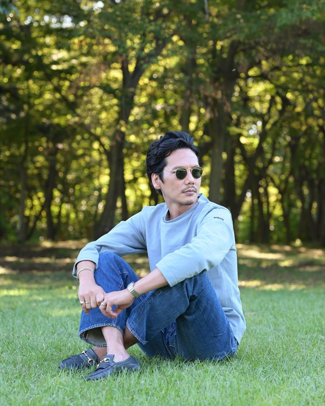 Shuhei Nishiguchiさんのインスタグラム写真 - (Shuhei NishiguchiInstagram)「"Just effortlessly"surrounded by nature. other shot◀︎◀︎◀︎swipe left 何も気にせずただシンプルに。 晴れた日に、自然の空気を吸うことで心が癒されます。 ・ Item  T-shirt： @leminor.fr × @beams_f  Jeans： @levis 501bige Shoes： @gucci old Sunglasses： @rayban old Watch： @cartier old ・ #nature #effortless #liveinlevis」9月19日 20時31分 - shuhei_nishiguchi