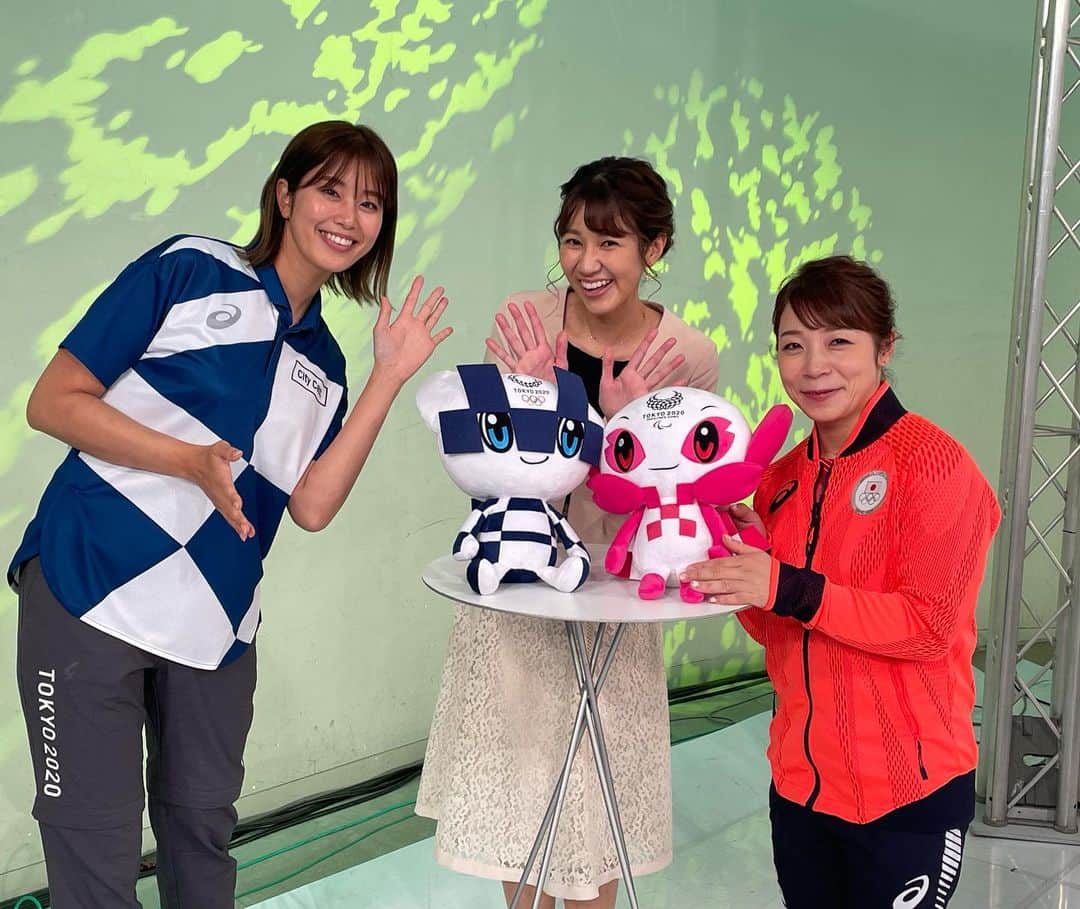 稲村亜美さんのインスタグラム写真 - (稲村亜美Instagram)「昨日は埼玉県でのオリンピックパラリンピックのボランティア、ホストファミリーへのサンクスセレモリーに出席させていただきました😊 オンラインイベントでの開催になってしまいましたが、皆さんに向けてありがとうと感謝を伝えられてよかったです！ 改めてボランティアの方や、ホストファミリーのおもてなしあってのオリンピックパラリンピックだったと実感しました！ また今度東京や日本で開催される時は私も何かしらの力になりたいな〜 皆さんありがとうございました！  写真は ウエイトリフティング⼥⼦⽇本代表 三宅宏美さんと テレビ埼玉アナウンサーの荒木優里さんと💁‍♂️」9月19日 20時42分 - inamura_ami