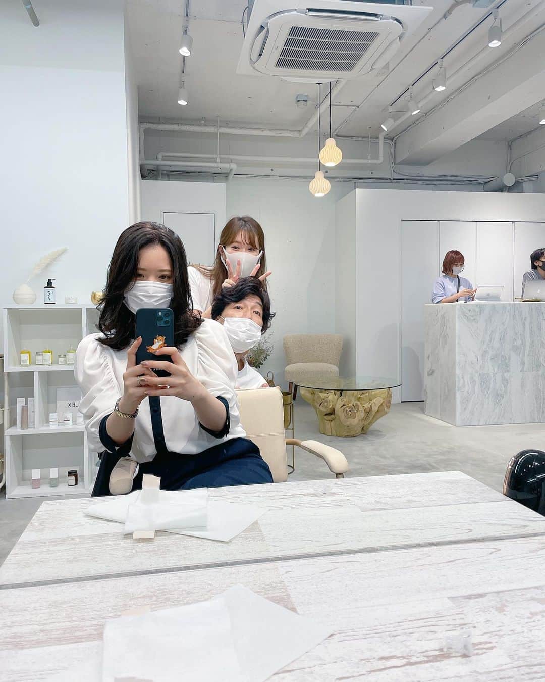 色紙千尋さんのインスタグラム写真 - (色紙千尋Instagram)「新しくオープンしたCielで髪を綺麗にしてもらいました〜🕊✨いつもの @kubo.izu.11 さん @yamaguchimiyu さんと😆🌿おしゃれすぎるこだわりの空間で、インテリアにも音楽にもとっても癒されました☺️ありがとうございました〜！！ #ciel #cielaoyama」9月19日 20時42分 - shikishi_chihiro