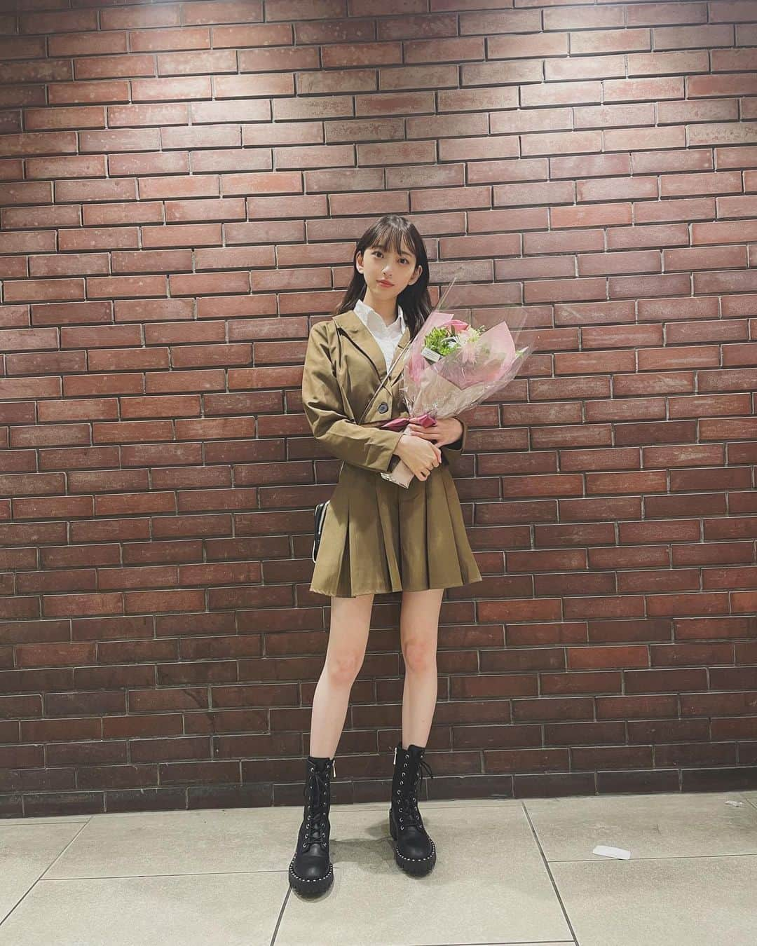 堀未央奈さんのインスタグラム写真 - (堀未央奈Instagram)「🕯🥀🖤  1つの作品が クランクアップしました~ 楽しかった~  あっという間に9月が終わりますね 10月はついに25歳になるので ドキドキしてます 24歳、ラストスパート頑張ります  今日の秋晴れ すごいすきでした🍂  #私服」9月19日 20時34分 - horimiona_official