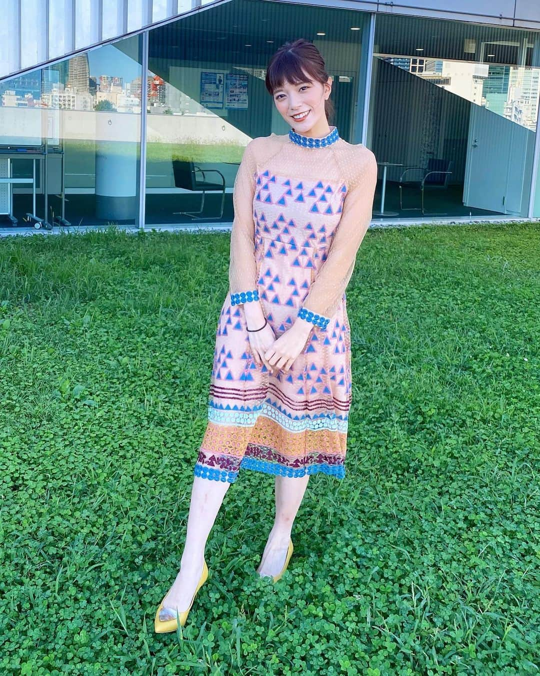 三谷紬さんのインスタグラム写真 - (三谷紬Instagram)「* 今日のお洋服♡ ジュニアさんにオープニングで 「びっくりした！ フィギュアスケーターみたいな衣装着てるんかと思った！！」と 言われたこのお洋服は、 総レースのめちゃくちゃ凝ったワンピース👗 刺繍も色もとても好みでした♡ 今日の東京は久しぶりに晴れて暑かったですね〜🌞 * #ootd#outfit#ootn#ootdfashion#ootdfash#衣装#洋服#code#コーデ#今日のコーデ#今日のファッション#fashion#ワンピース#onepiece#レース#lace#東京#tokyo#晴れ#🌞#テレビ朝日#アナウンサー#三谷紬」9月19日 20時46分 - mitani_tsumugi