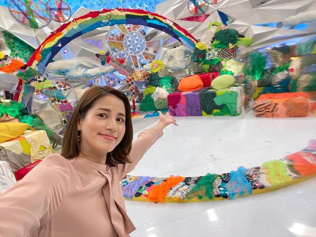 フジテレビアナウンサーのインスタグラム：「. 永島優美です。  『アクションSDGsウイーク』が明日から始まります！ 早速月曜日のめざまし8には、EXITのお二人✨そして先日放送された特番『SDGsクリエイターズグランプリ』のグランプリ受賞者が登場します👑  『生きづらさを無くして、みんなが平等に生きられたらいい』との願いから、自身のことをtiktokに投稿したその想い、ぜひ明日のめざまし8でご覧ください😌  ちなみにこの写真は『SDGsクリエーターズグランプリ』のセットで撮ったもの。 すべて使わなくなった洋服や靴下で作られていました👕🧦  #Act4SDGs #永島優美 @yuumi_nagashima  #めざまし8 @mezamashi8.tv   国連は、SDGsが採択された2015年9月25日を含む1週間をGlobal Weekと定め、SDGｓの課題解決に向けたアクションを促すことを推進しています。 これに合わせ、フジテレビでは20日〜25日、SDGsのゴールに向けた国の内外の注目すべき取り組みを紹介します。  #アクションSDGsウィーク」